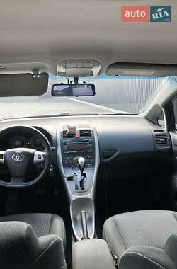 Хетчбек Toyota Auris 2011 в 