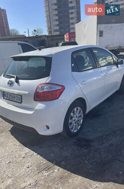 Хэтчбек Toyota Auris 2010 в 