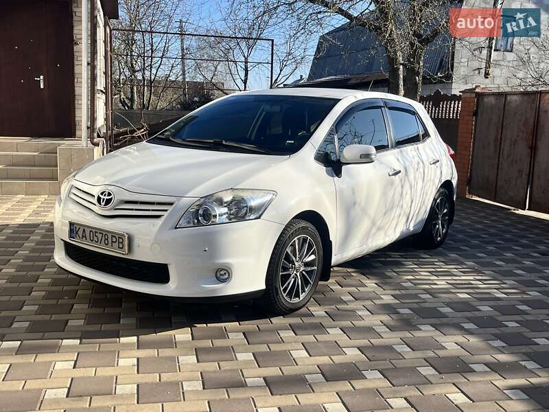 Хэтчбек Toyota Auris 2012 в 