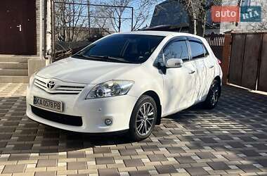 Хэтчбек Toyota Auris 2012 в 