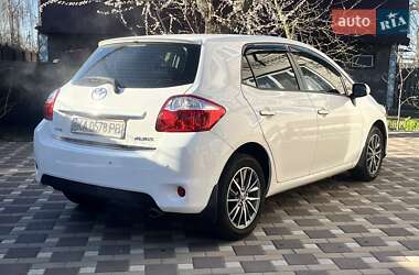 Хэтчбек Toyota Auris 2012 в 