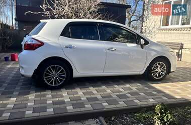 Хэтчбек Toyota Auris 2012 в 