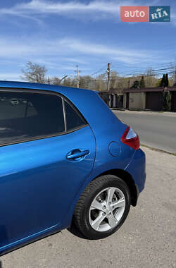 Хэтчбек Toyota Auris 2012 в 