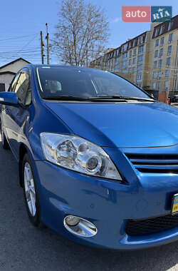 Хэтчбек Toyota Auris 2012 в 