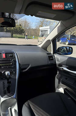 Хэтчбек Toyota Auris 2012 в 