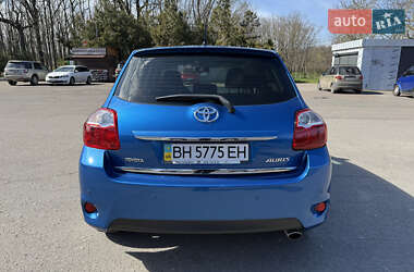 Хэтчбек Toyota Auris 2012 в 