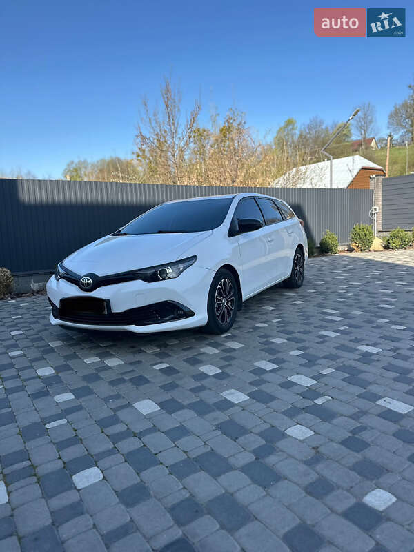 Універсал Toyota Auris 2015 в Радомишлі