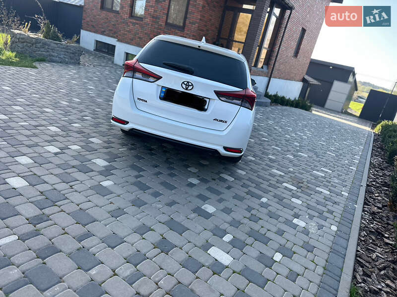 Універсал Toyota Auris 2015 в Радомишлі