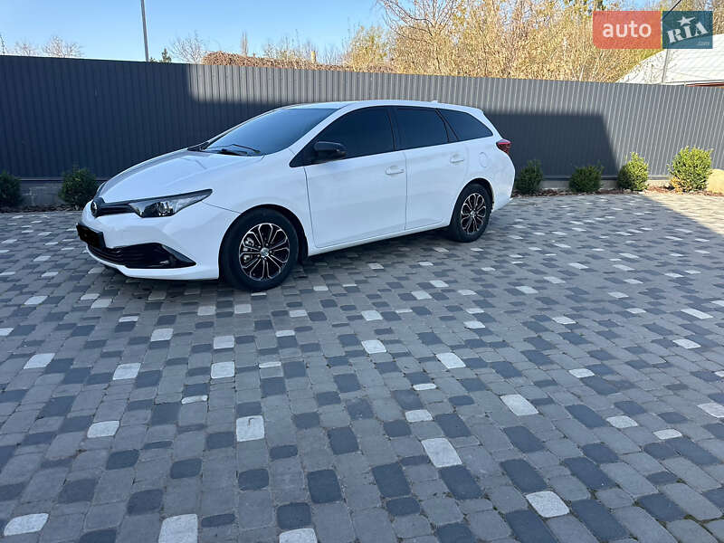 Універсал Toyota Auris 2015 в Радомишлі