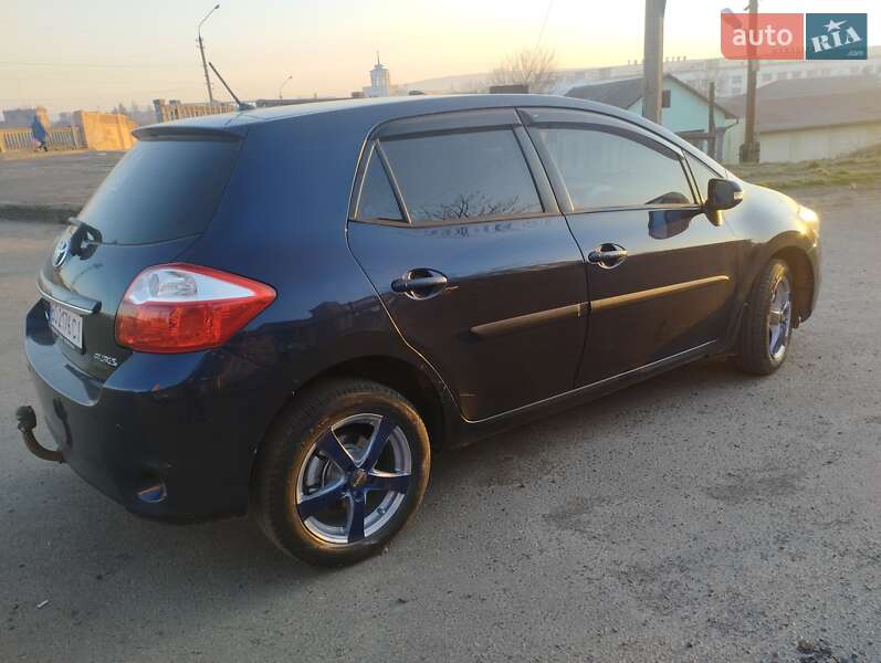 Хэтчбек Toyota Auris 2010 в Черновцах