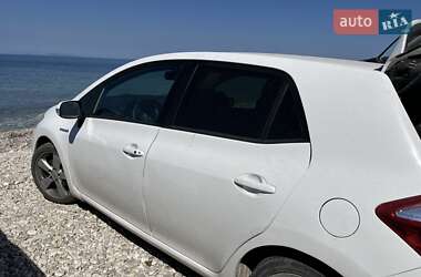 Хэтчбек Toyota Auris 2011 в 