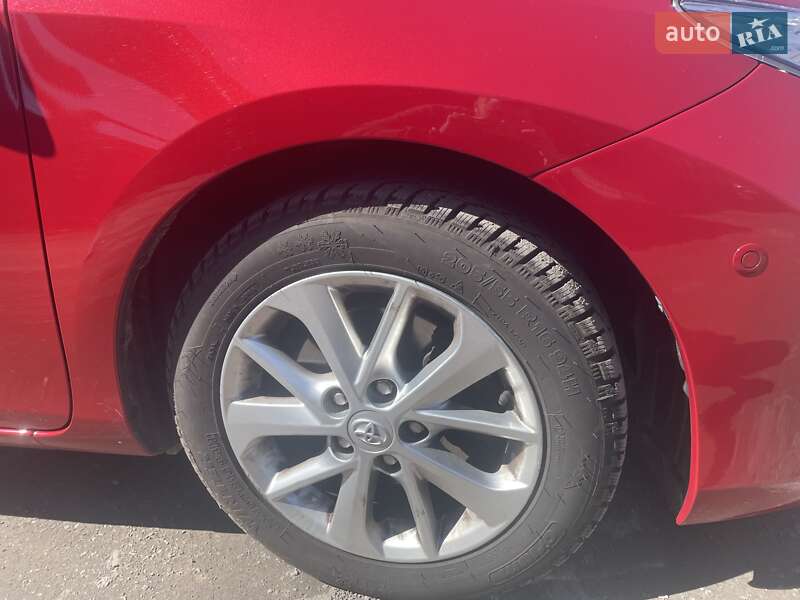 Універсал Toyota Auris 2013 в Звягелі