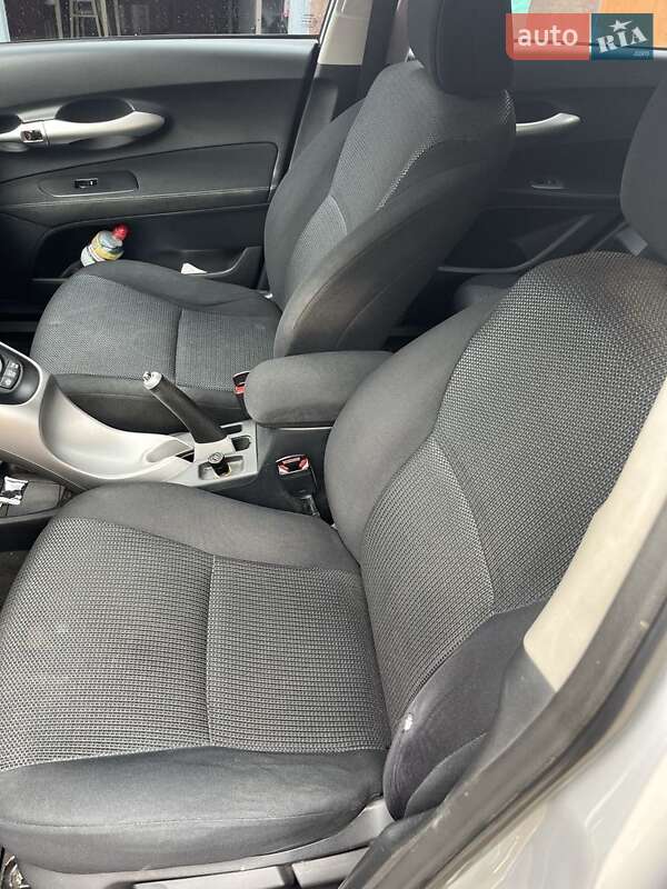 Хетчбек Toyota Auris 2012 в Дніпрі