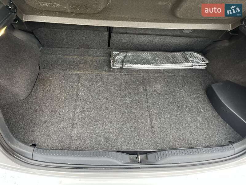 Хетчбек Toyota Auris 2012 в Дніпрі