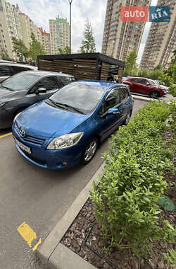 Хэтчбек Toyota Auris 2012 в 