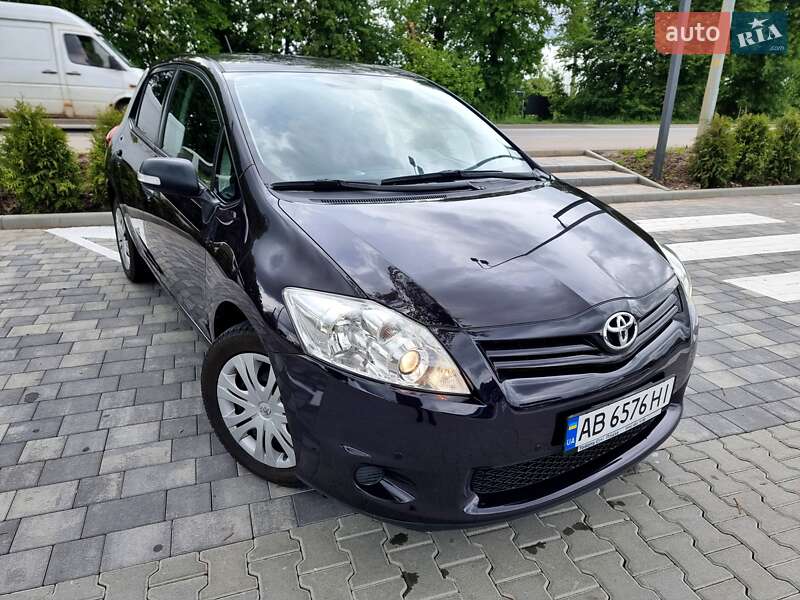 Хэтчбек Toyota Auris 2010 в 