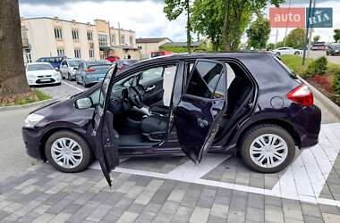Хэтчбек Toyota Auris 2010 в 