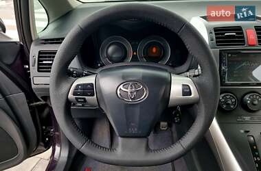 Хэтчбек Toyota Auris 2010 в 