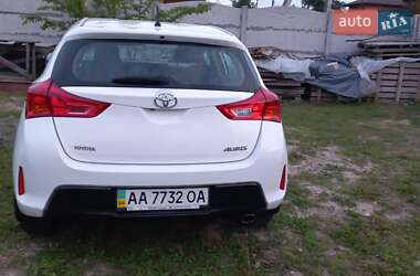 Хетчбек Toyota Auris 2013 в 