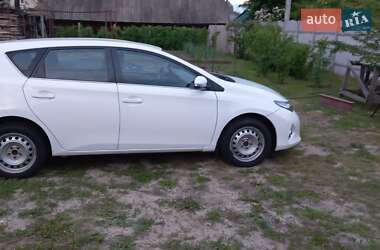 Хетчбек Toyota Auris 2013 в 