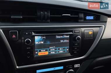 Хетчбек Toyota Auris 2013 в 