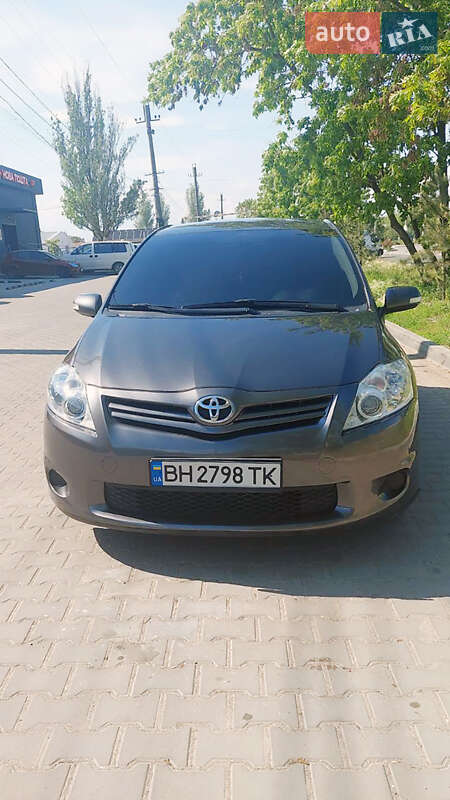 Хетчбек Toyota Auris 2011 в 
