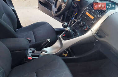 Хетчбек Toyota Auris 2011 в 