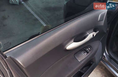 Хетчбек Toyota Auris 2011 в 