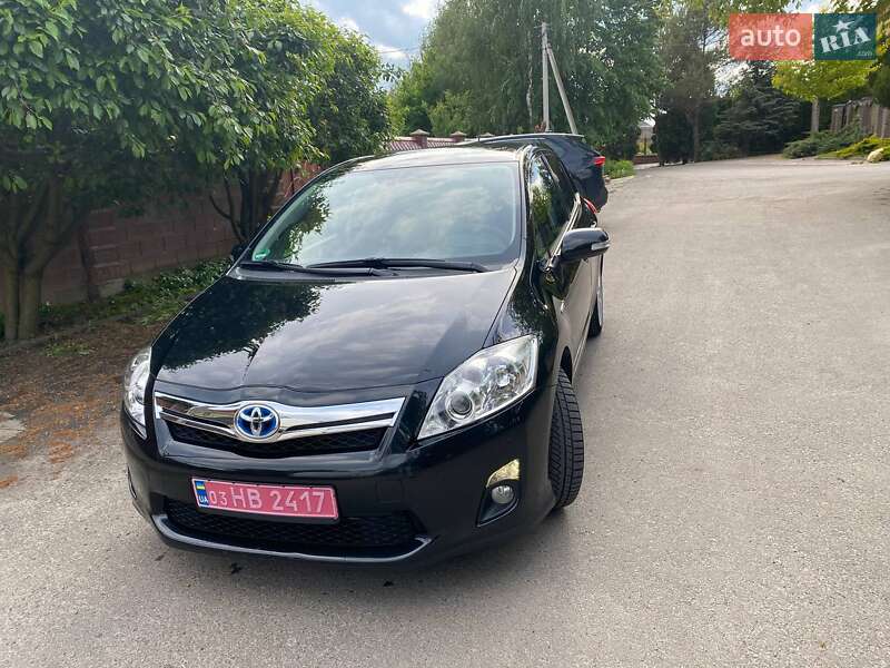 Хетчбек Toyota Auris 2011 в 