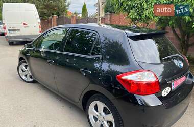 Хетчбек Toyota Auris 2011 в 