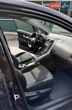 Хэтчбек Toyota Auris 2010 в 