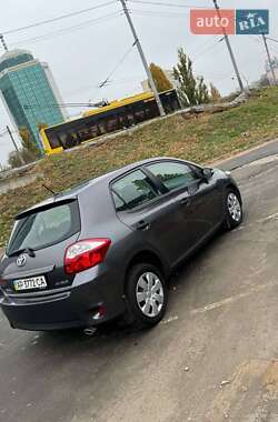 Хэтчбек Toyota Auris 2011 в 