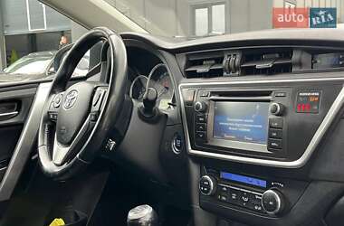 Хэтчбек Toyota Auris 2014 в 