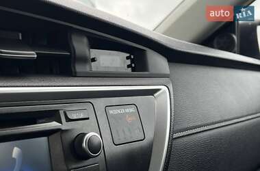 Хэтчбек Toyota Auris 2014 в 