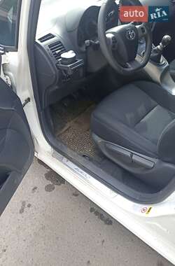 Хэтчбек Toyota Auris 2011 в 