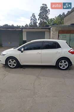 Хэтчбек Toyota Auris 2011 в 