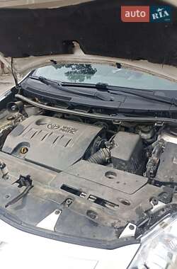Хэтчбек Toyota Auris 2011 в 