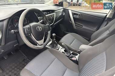 Хэтчбек Toyota Auris 2013 в 