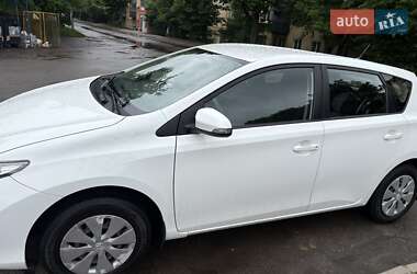 Хэтчбек Toyota Auris 2013 в 