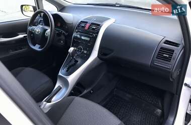 Хэтчбек Toyota Auris 2010 в Петрове