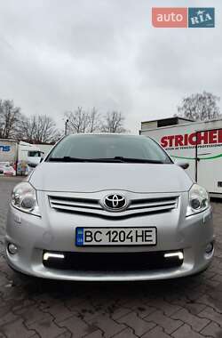Хэтчбек Toyota Auris 2011 в 