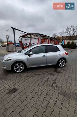 Хэтчбек Toyota Auris 2011 в 
