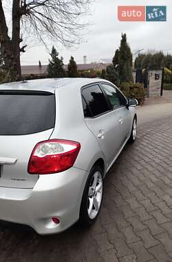 Хэтчбек Toyota Auris 2011 в 