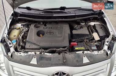 Хэтчбек Toyota Auris 2011 в 