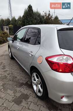 Хэтчбек Toyota Auris 2011 в 
