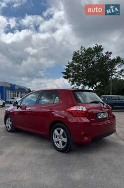 Хетчбек Toyota Auris 2011 в 