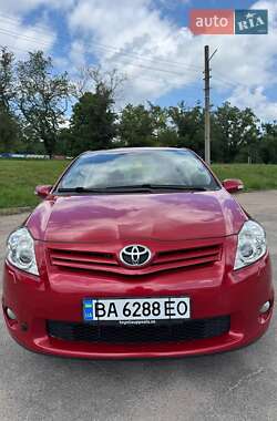 Хетчбек Toyota Auris 2011 в 