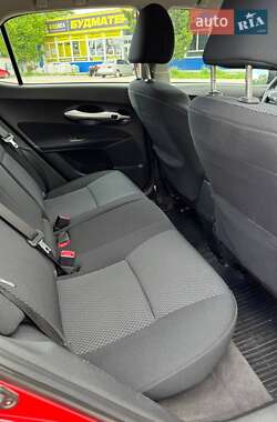 Хетчбек Toyota Auris 2011 в 