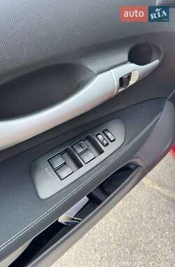 Хетчбек Toyota Auris 2011 в 