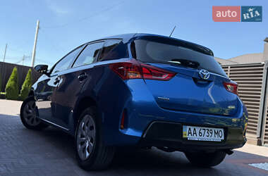 Хэтчбек Toyota Auris 2013 в 